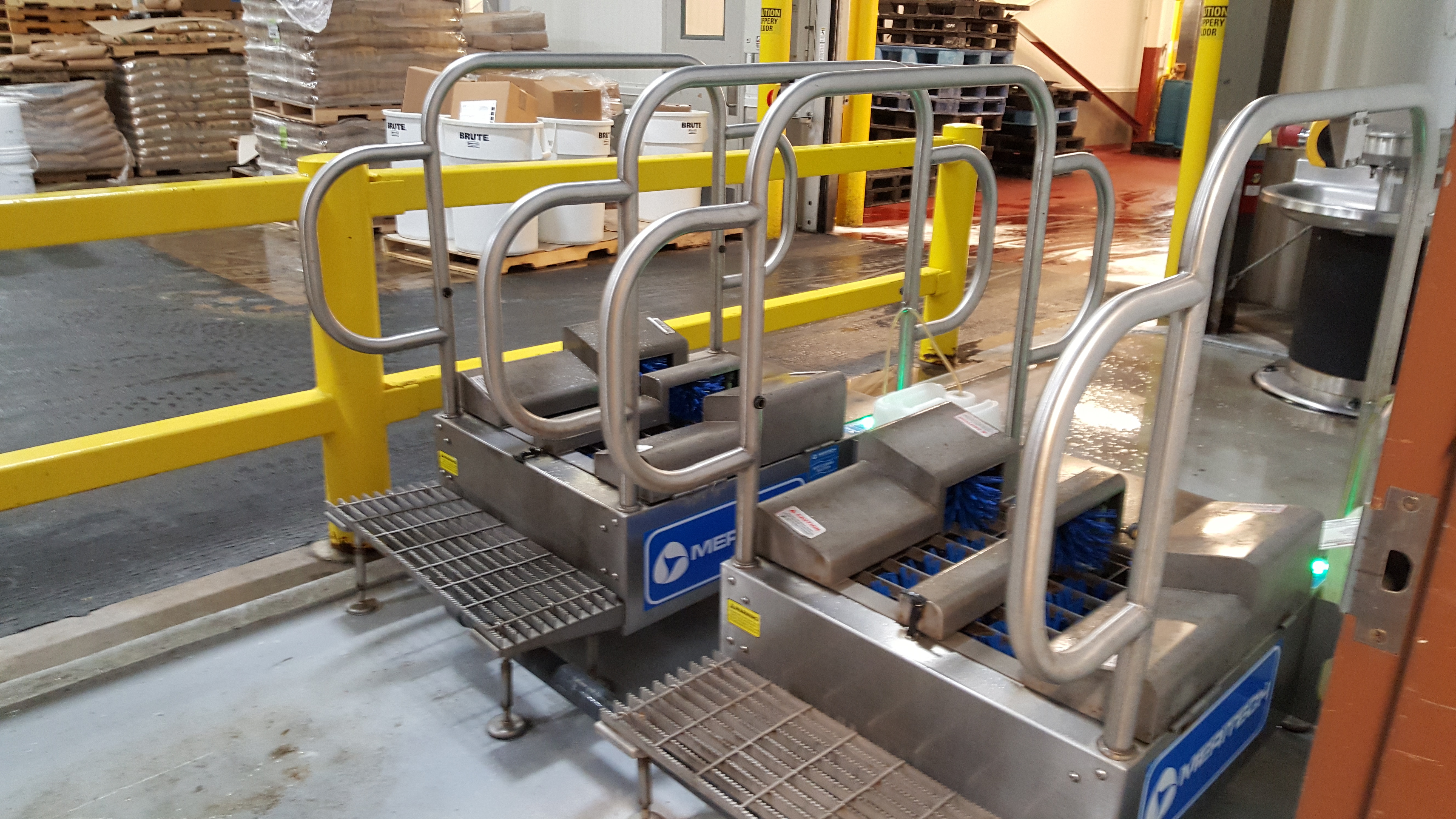 MBW 3000 Low Profile Automated Boot Scrubber Station