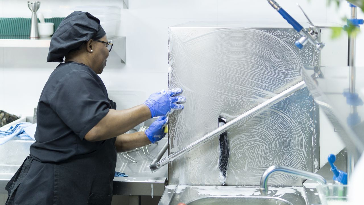 woman-cleaning-school-cefeteria-dishwasher-1280x720
